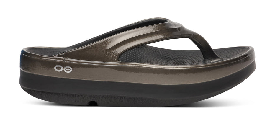 Women's OOmega Luxe Sandal - Titanium Mirror – oofos.international