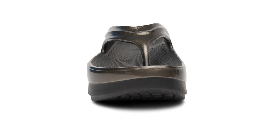 Women's OOmega Luxe Sandal - Titanium Mirror – oofos.international