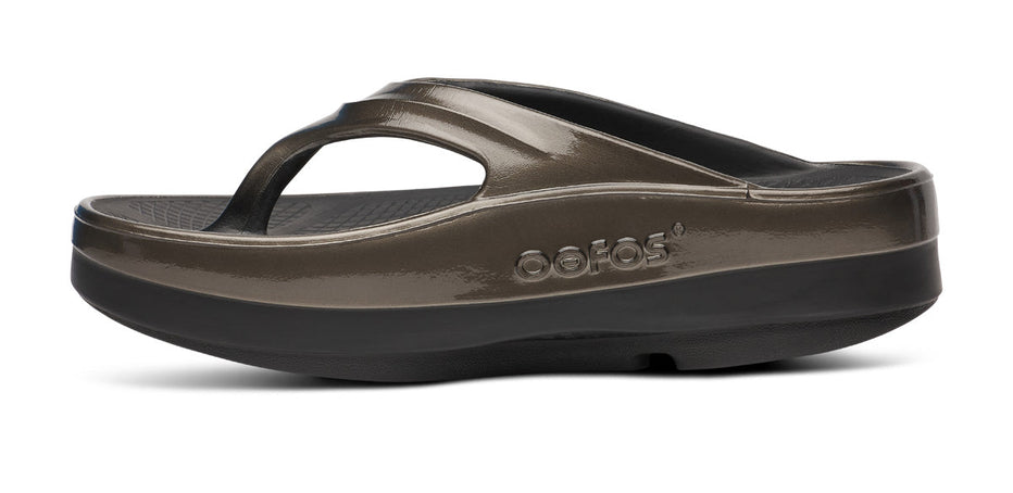 Women's OOmega Luxe Sandal - Titanium Mirror – oofos.international