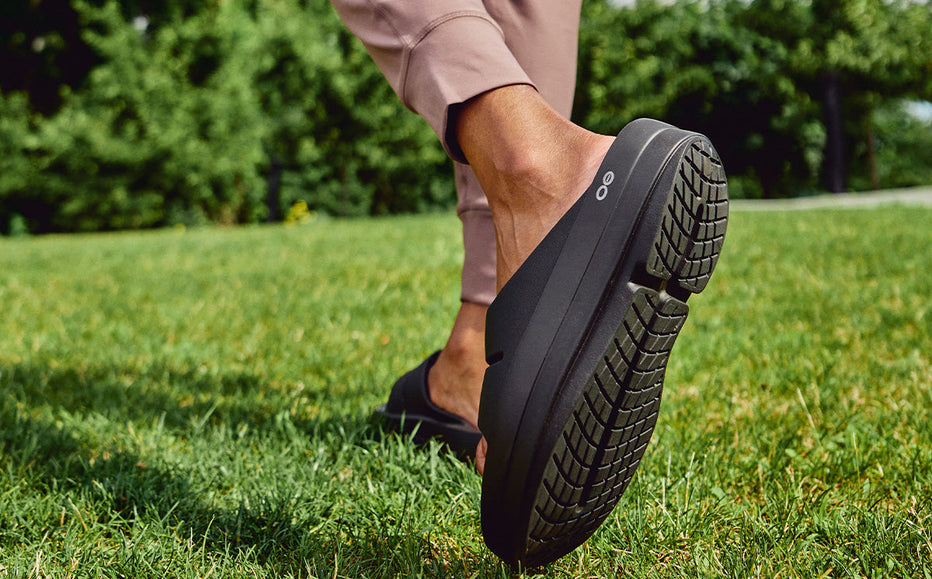 OOFOS Women's OOmega OOahh Recovery Slide Sandal - Black – oofos