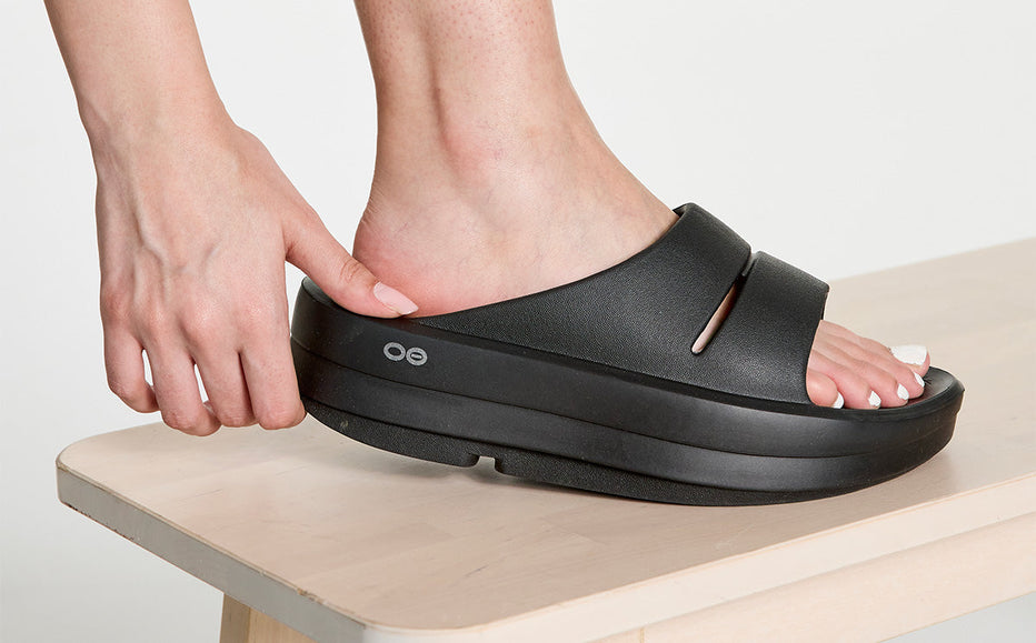 OOFOS Women's OOmega OOahh Recovery Slide Sandal - Black – oofos