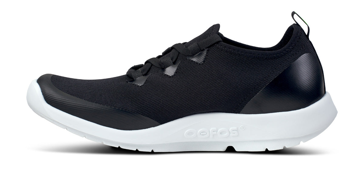 靴 WOMEN'S OOMG SPORT LACE - WHITE/BLACK OOFOS Women's OOmg Sport Lace Recovery Shoe - White Black